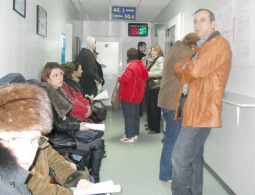 Îmbulzeală la ghişeele Serviciului de Impozite şi Taxe